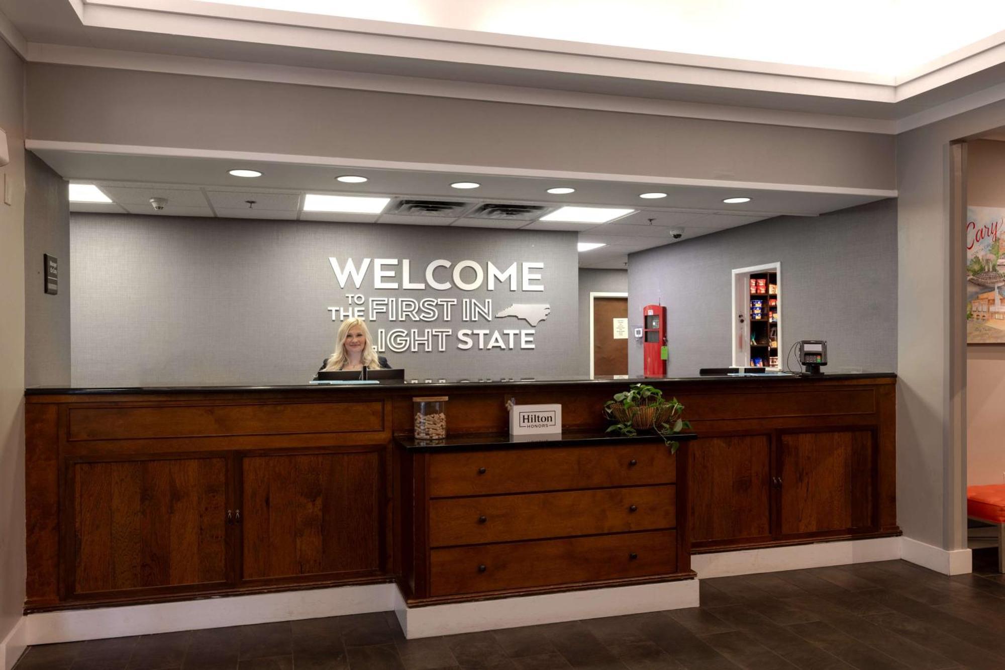 Hampton Inn & Suites Raleigh Cary Lenovo Center Dış mekan fotoğraf